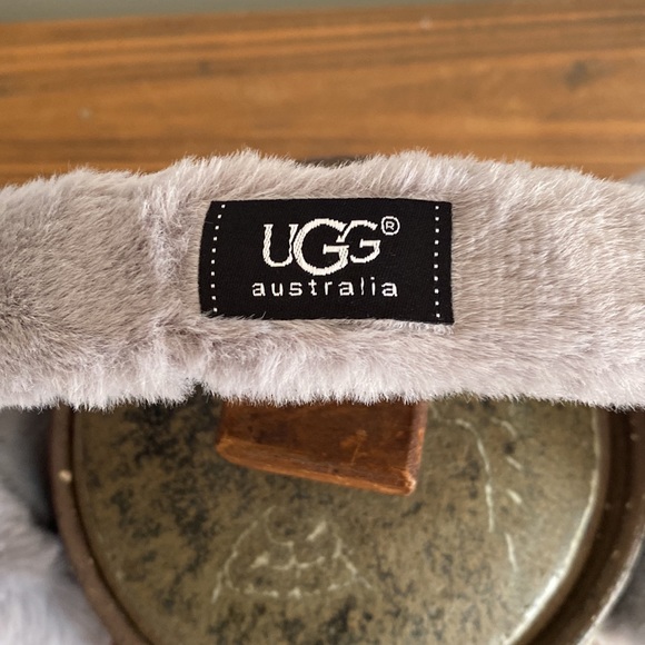 Fuzzy UGG earmuffs - Picture 3 of 5